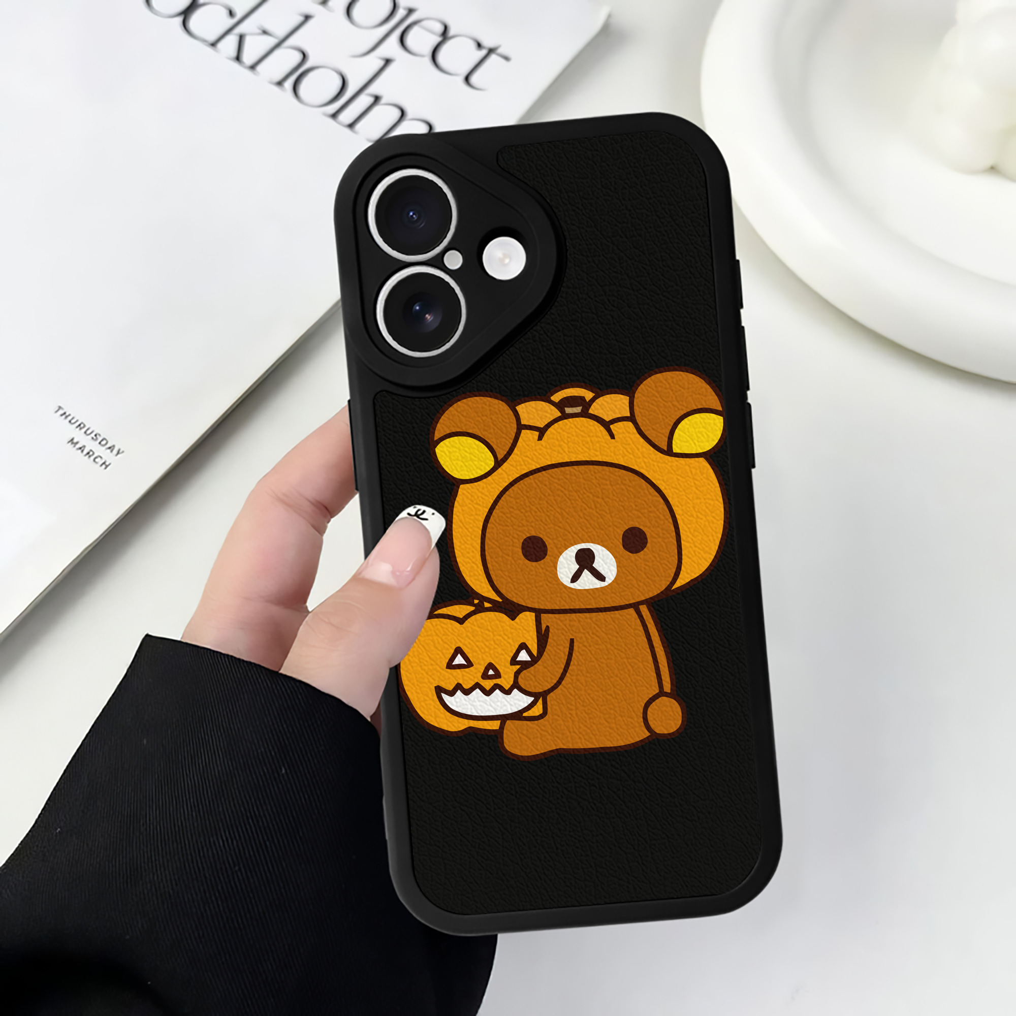 （画像用） リラックマ リラックマ キイロイトリ Rilakkuma Korilakkuma Kiiroitori 【iPhone 16シリーズ対応】シリコンスマホケース（レザー調） 材質：シリコン